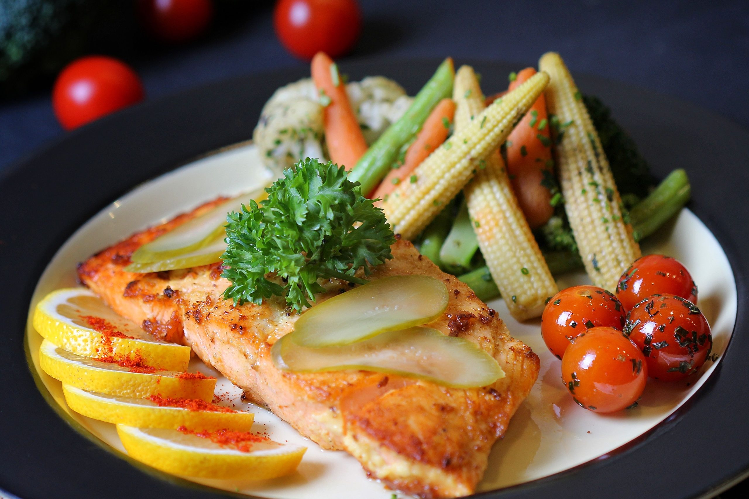 Filetto di salmone con verdure, fonte proteica naturale ed equilibrata